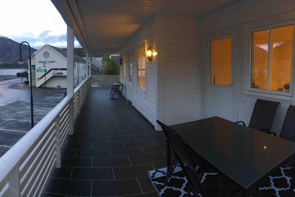 Balestrand Fjordapartments Holmen 19A Eksteriør billede